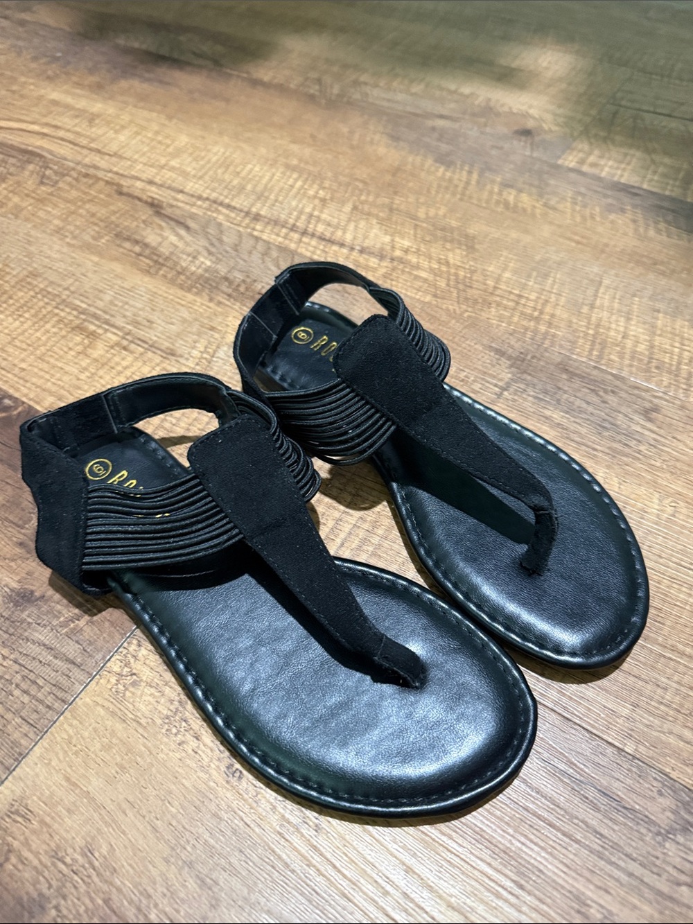 Rouge Helium Black Men's Elastic-Strap Thong Sandals